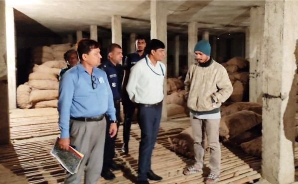 কুমিল্লায় আলুর হিমাগারে ভোক্তা অধিকারের অভিযান